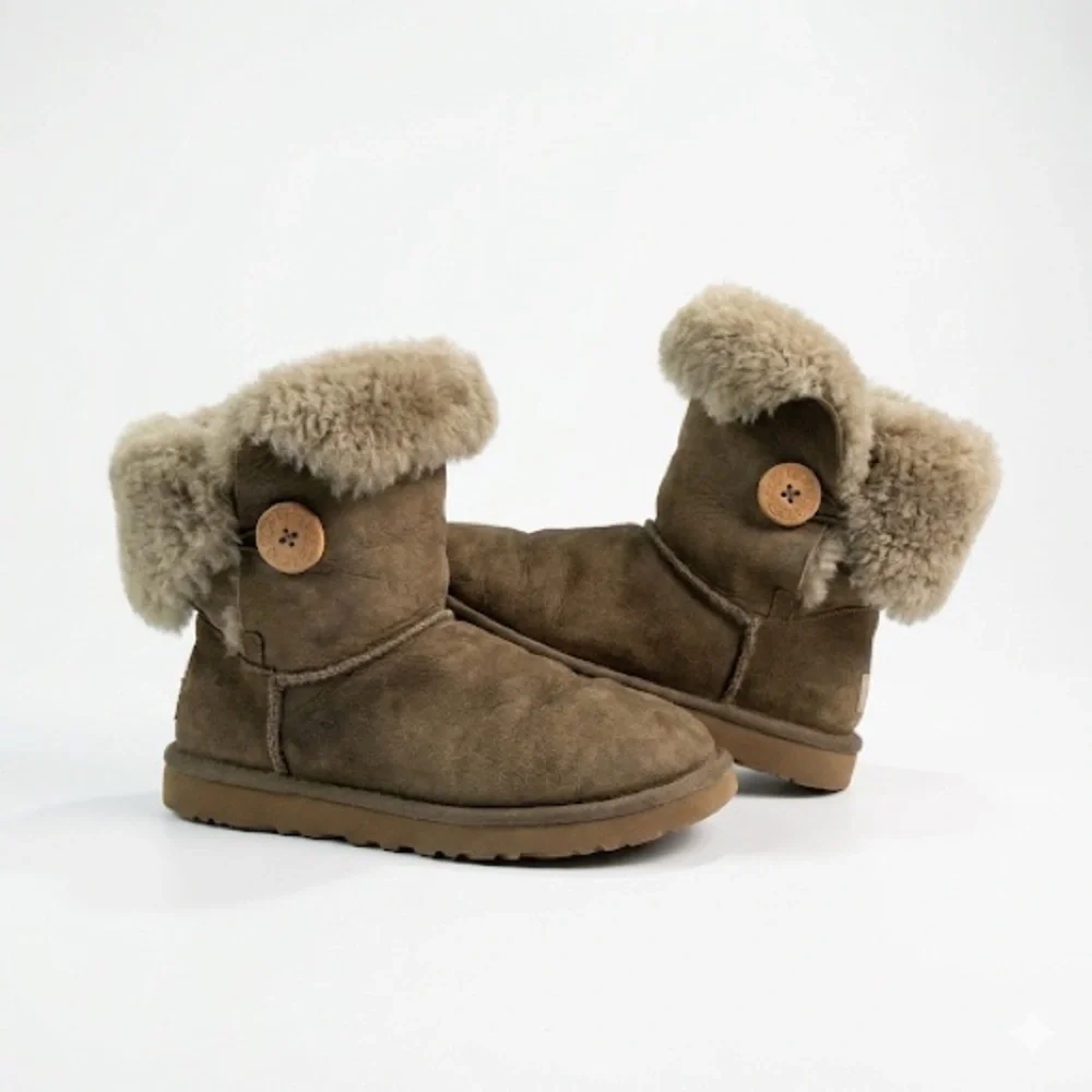 UGG Australia winter shearling button boots estimated size 7 olive